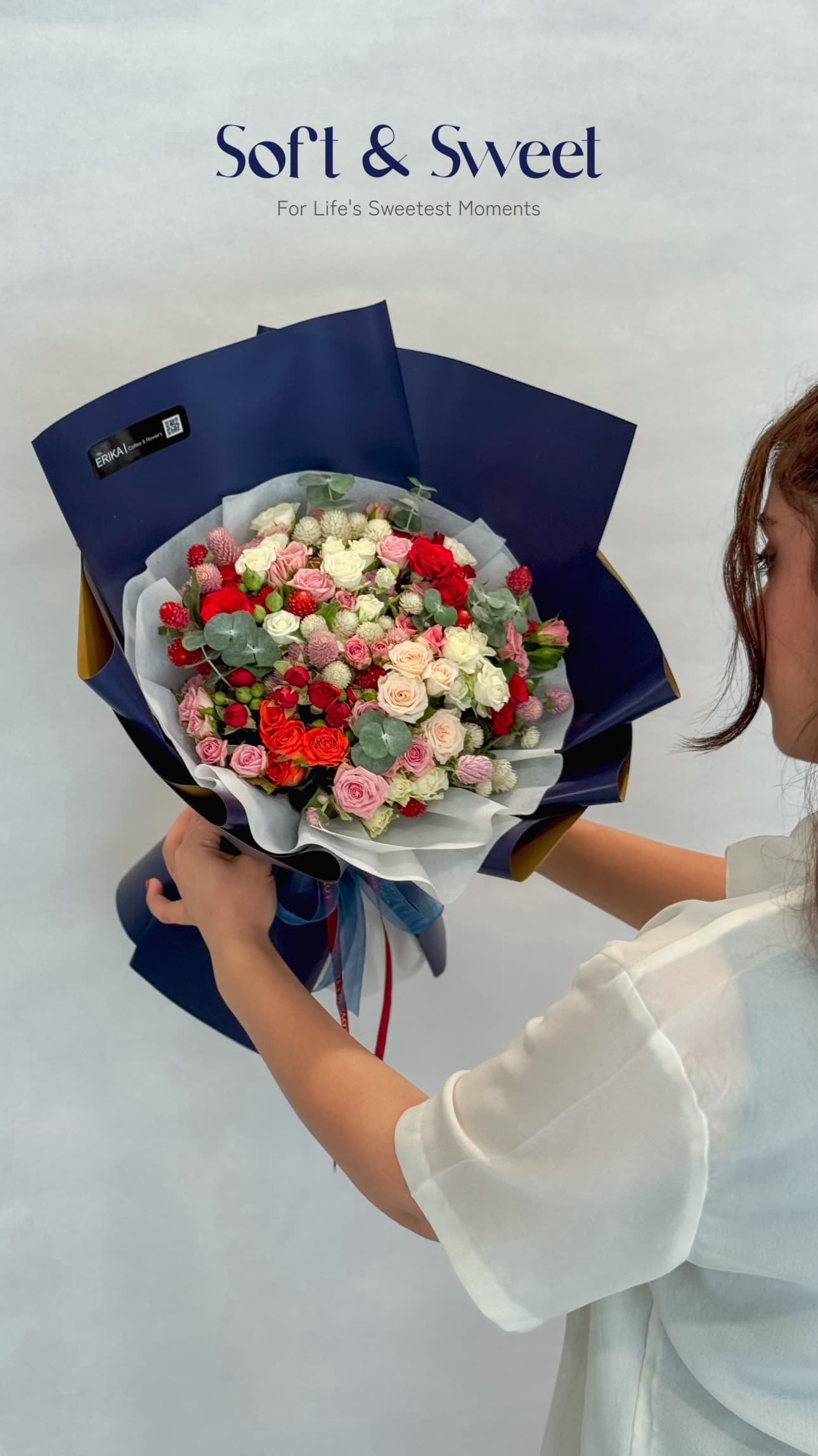 دسته گل رز مینیاتوری و دکمه ای سرمه ای