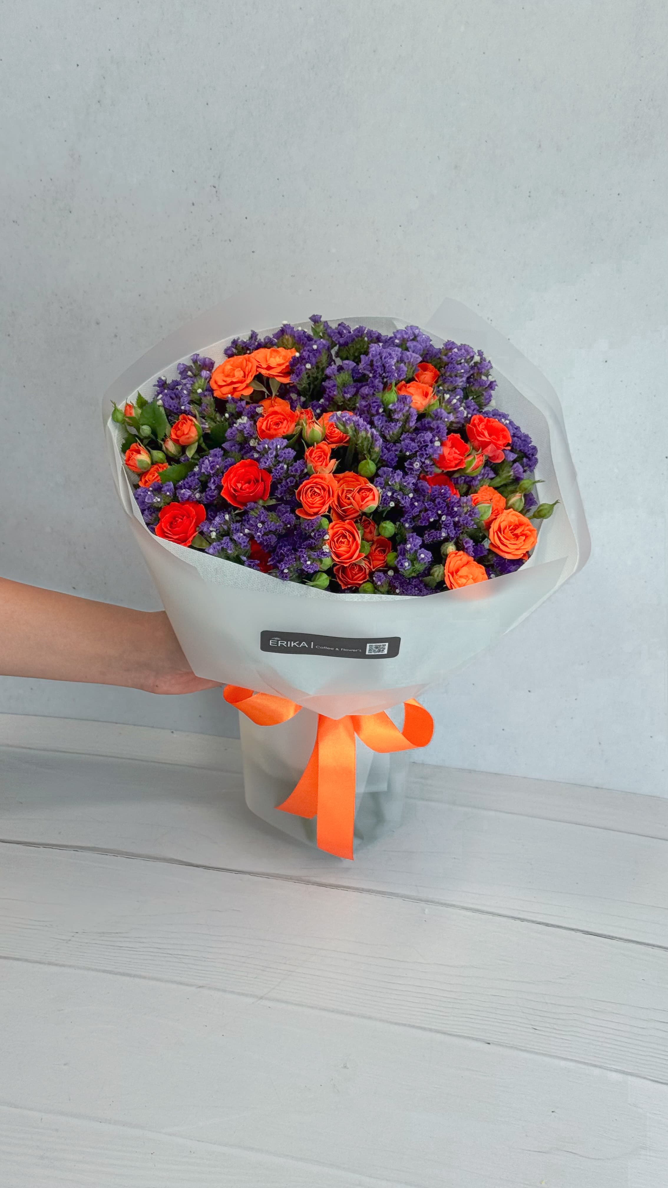 بوکت شکلاتی رز مینیاتوری و زنبوری لیمونیوم