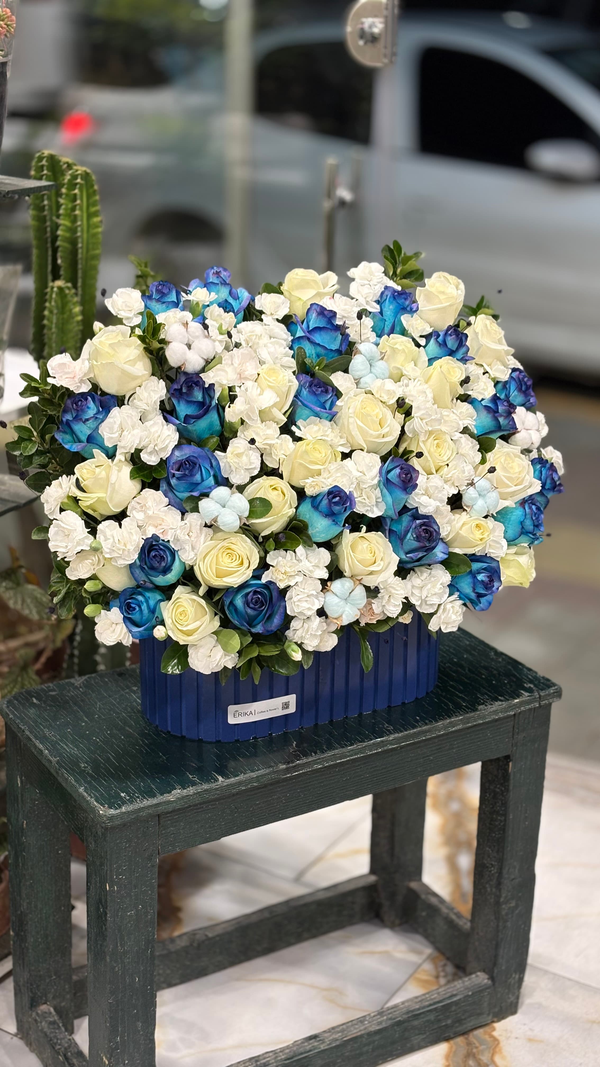 باکس گل رز آبی و سفید