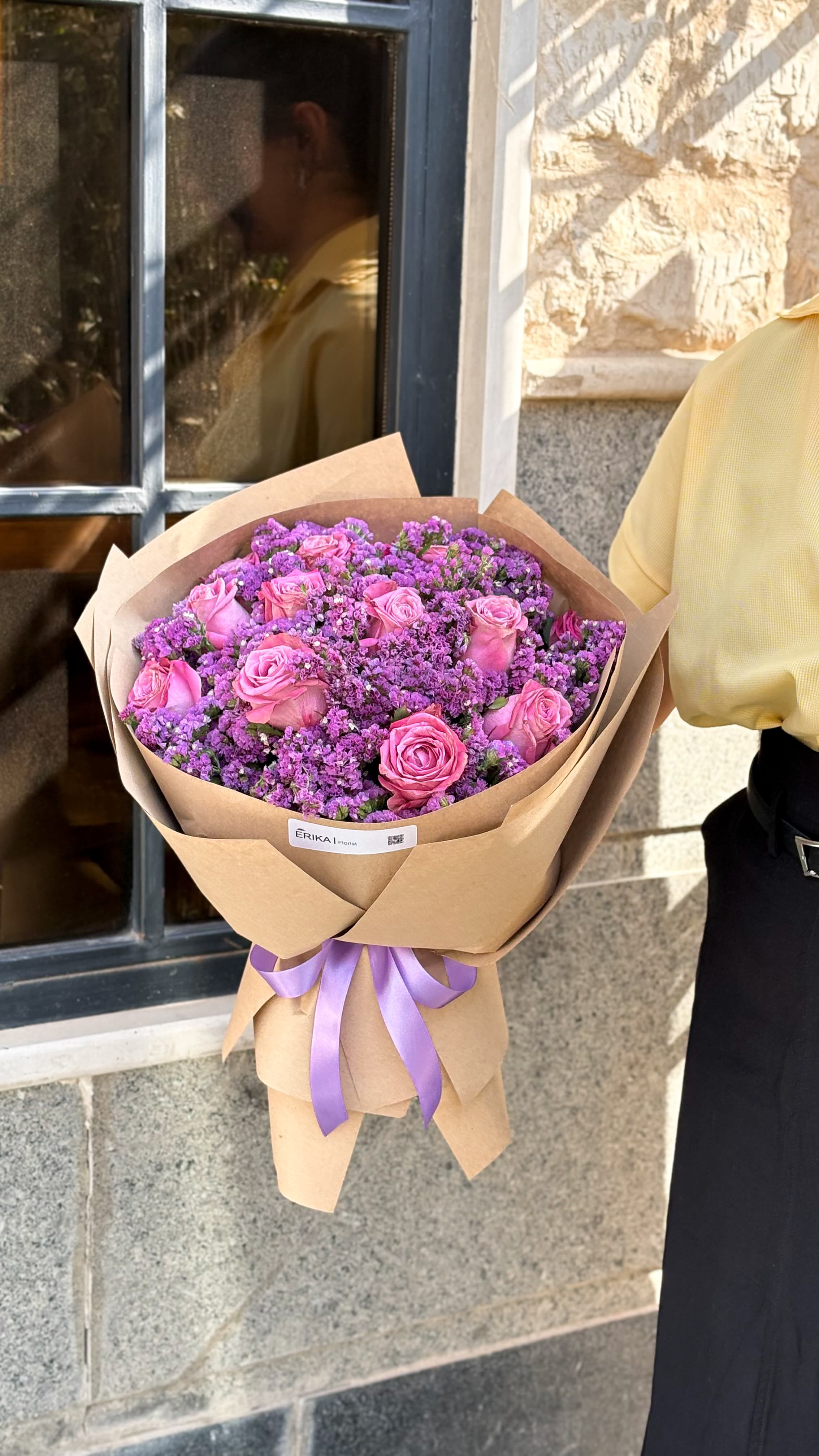 دسته گل گرد رز و زنبوری لیمونیوم