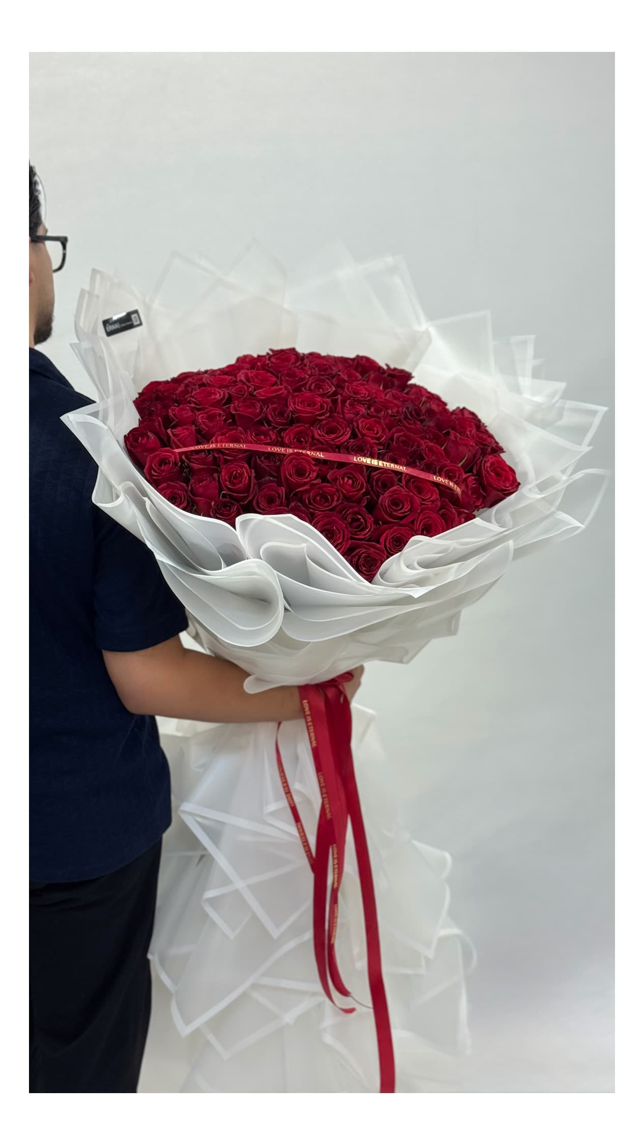 دسته گل VIP رز قرمز ۱۰۰ شاخه ای