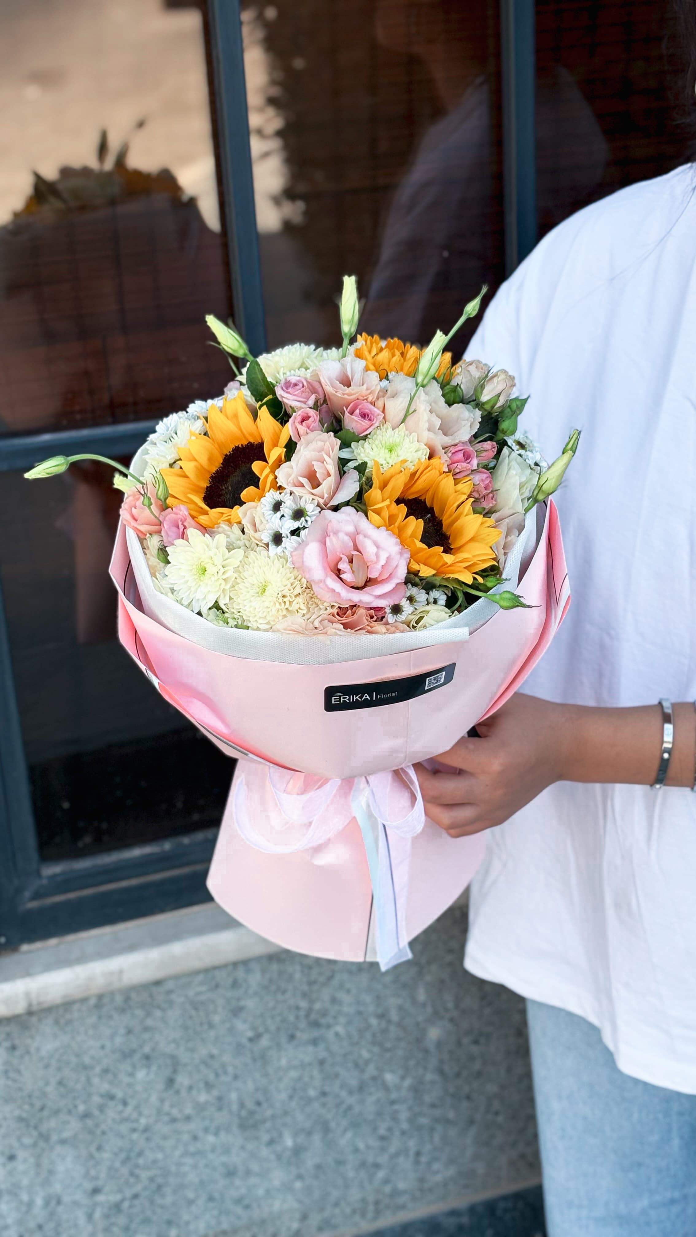 دسته گل شکلاتی آفتابگردا و رز مینیاتوری